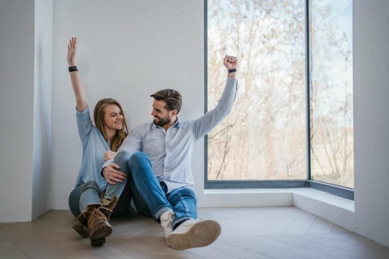 un jeune couple vient de faire l'achat d'un appartement