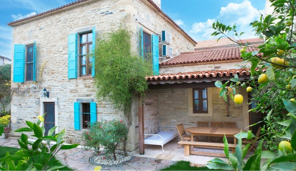 maison de campagne parfaite en france en pierre avec jardin