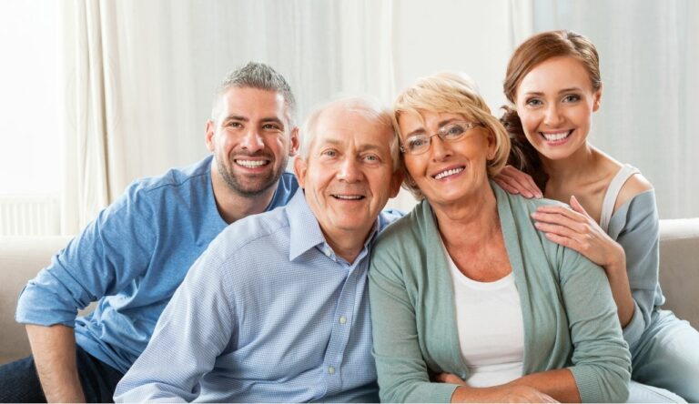 des parents souriant avec leurs enfants adultes