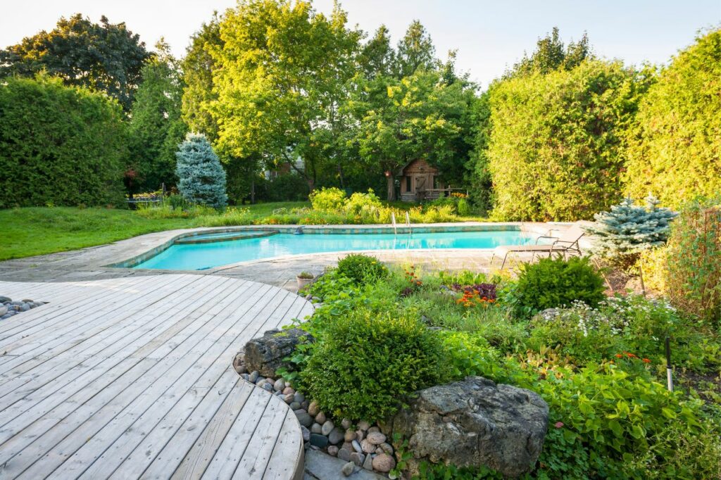 construire une piscine dans un jardin
