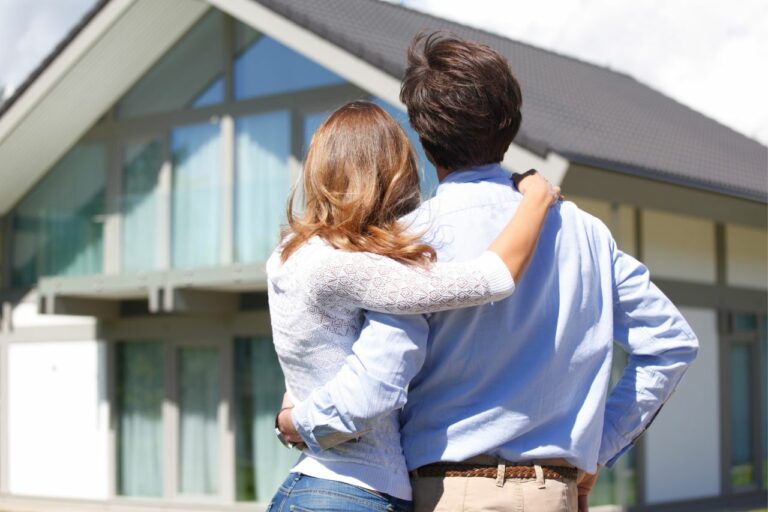 une couple qui achete une maison en sci