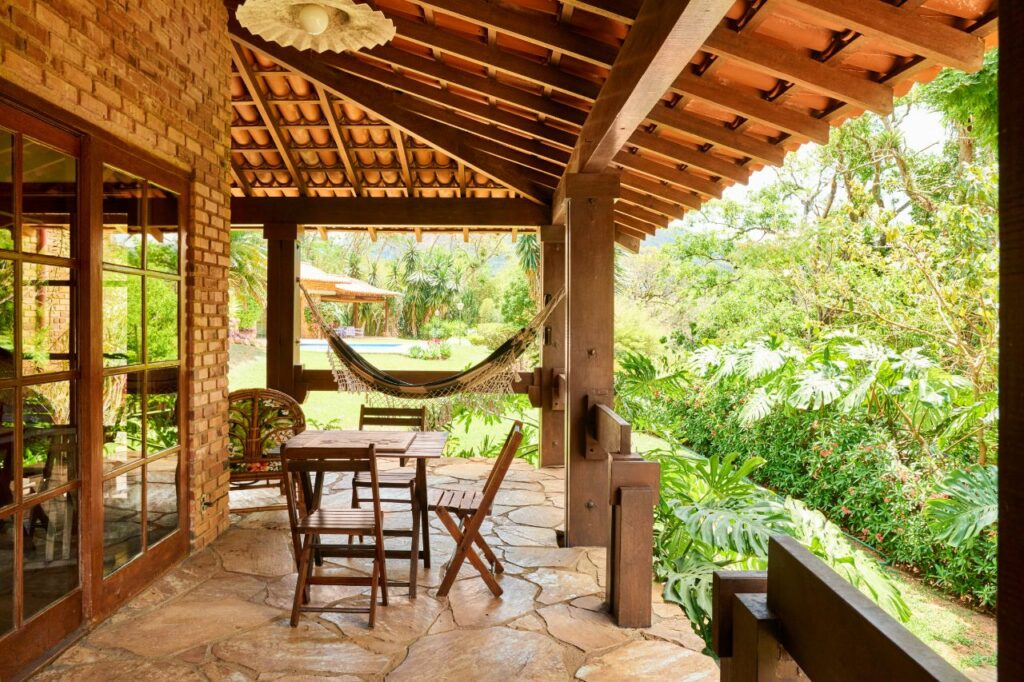 la fiscalité d'une location saisonnière : maison de campagne au vert