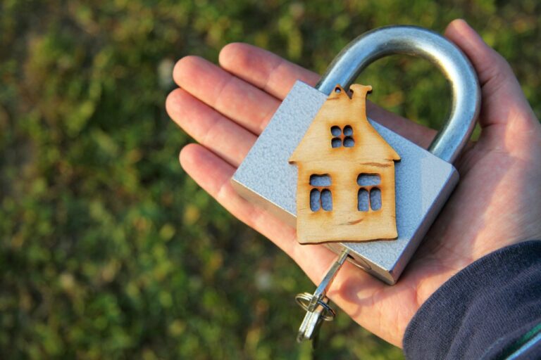 créer une sci, clé cadenas et maison