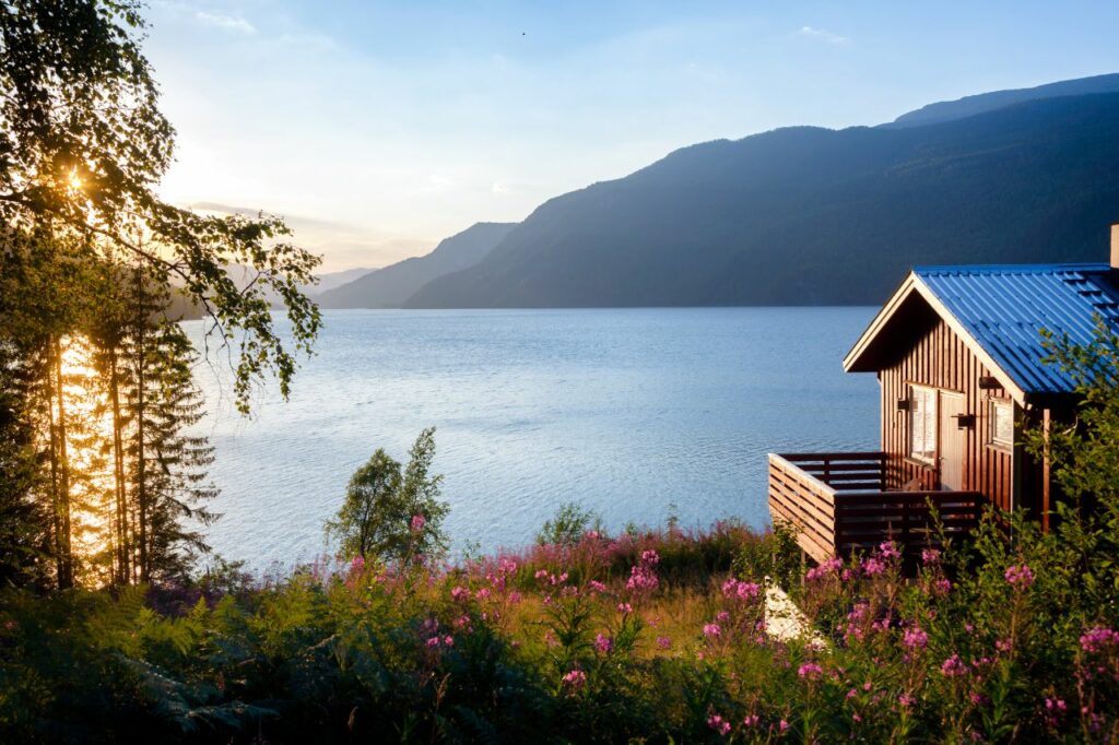 maison en bois sur un lac