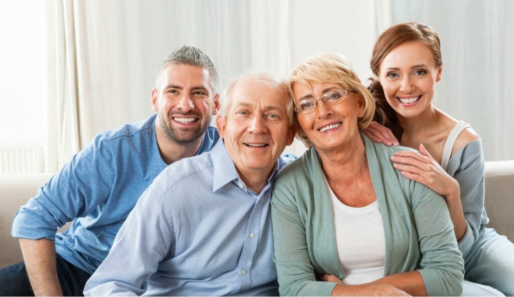 des parents souriant avec leurs enfants adultes