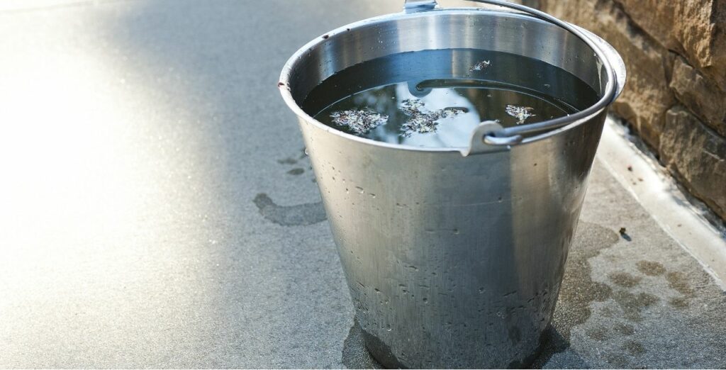 seau à cause d'une fuite d'eau en tant que locataire